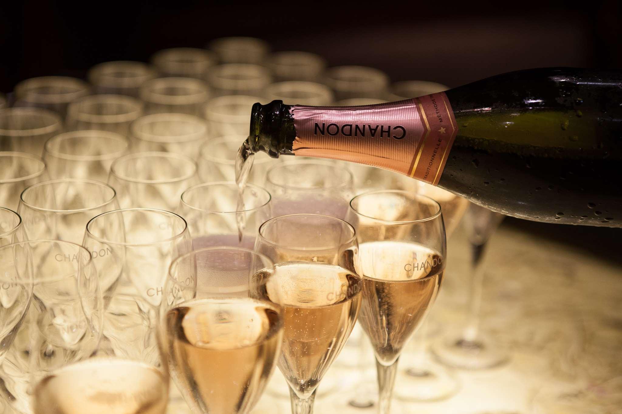מלון Park Hyatt מלבורן מראה חיצוני תמונה Champagne being poured