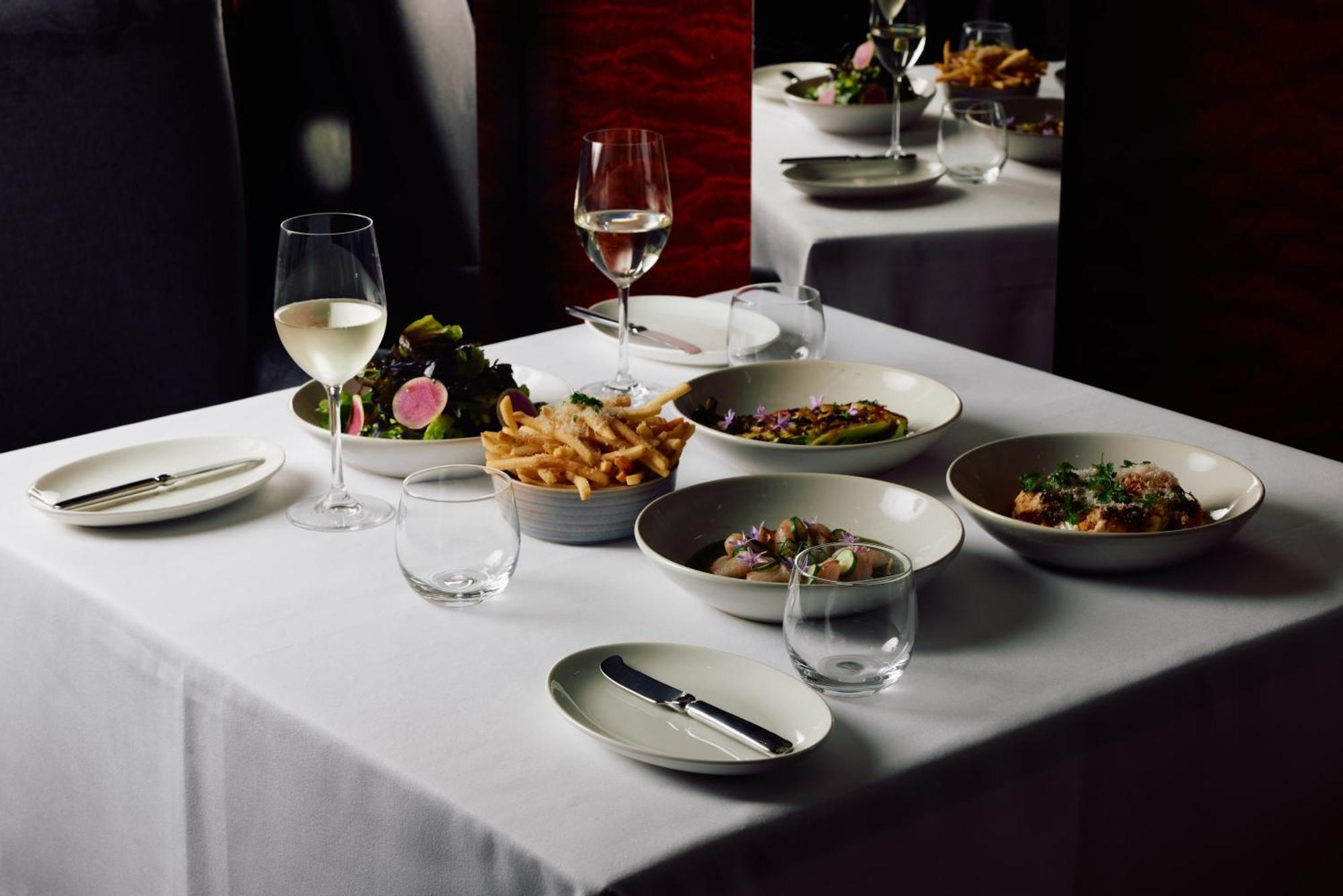 מלון Park Hyatt מלבורן מראה חיצוני תמונה A selection of dishes at the restaurant