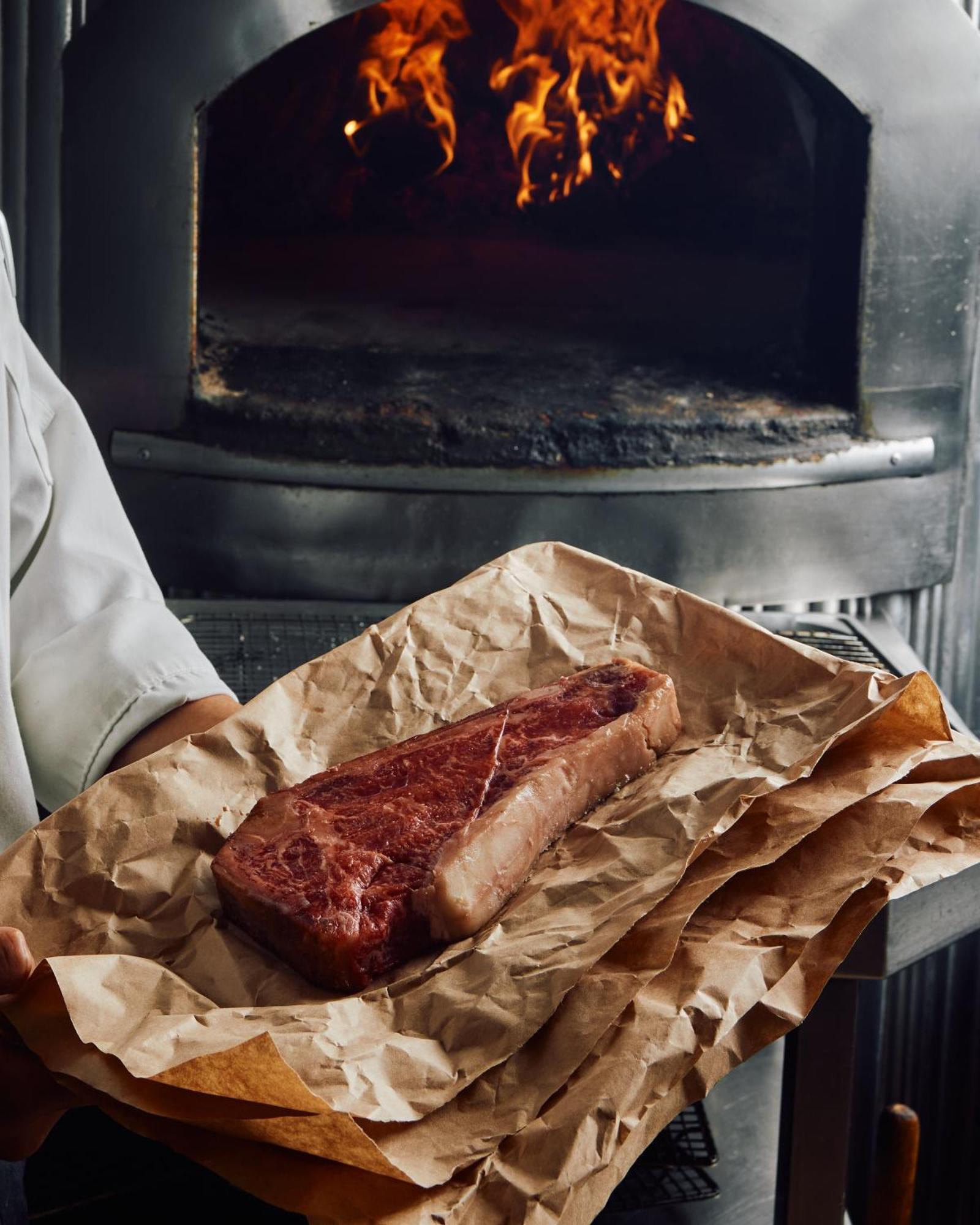 מלון Park Hyatt מלבורן מראה חיצוני תמונה A steak being removed from a wood-fired oven