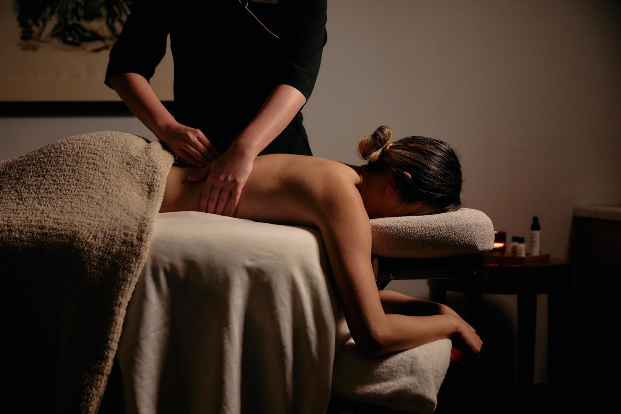 מלון Park Hyatt מלבורן מראה חיצוני תמונה A massage therapist treating a female patient